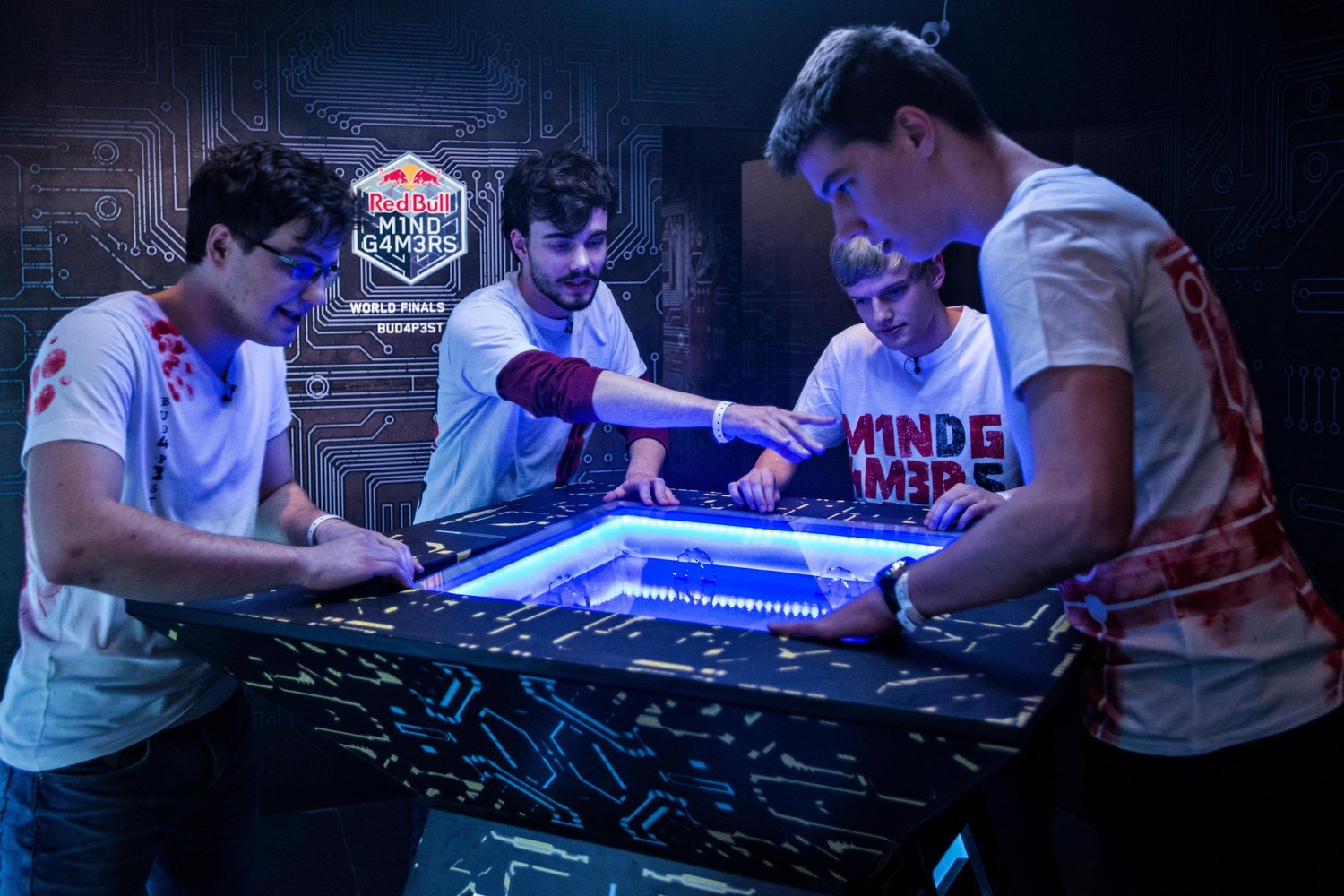 World gaming. Ред Булл гейминг. Red bull комната. Escape Gaming. Еврогейм клуб.